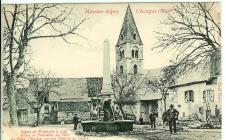 Chorges ( 865m) Ligne de Briançon à Gap - Place et Fontaine du Fort, au fond l'eglise ancien temple de Diane