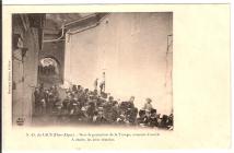 N.D du Laus - Sous la protection de la Troupe, essayent d'ouvrir- A droite les deux témoins